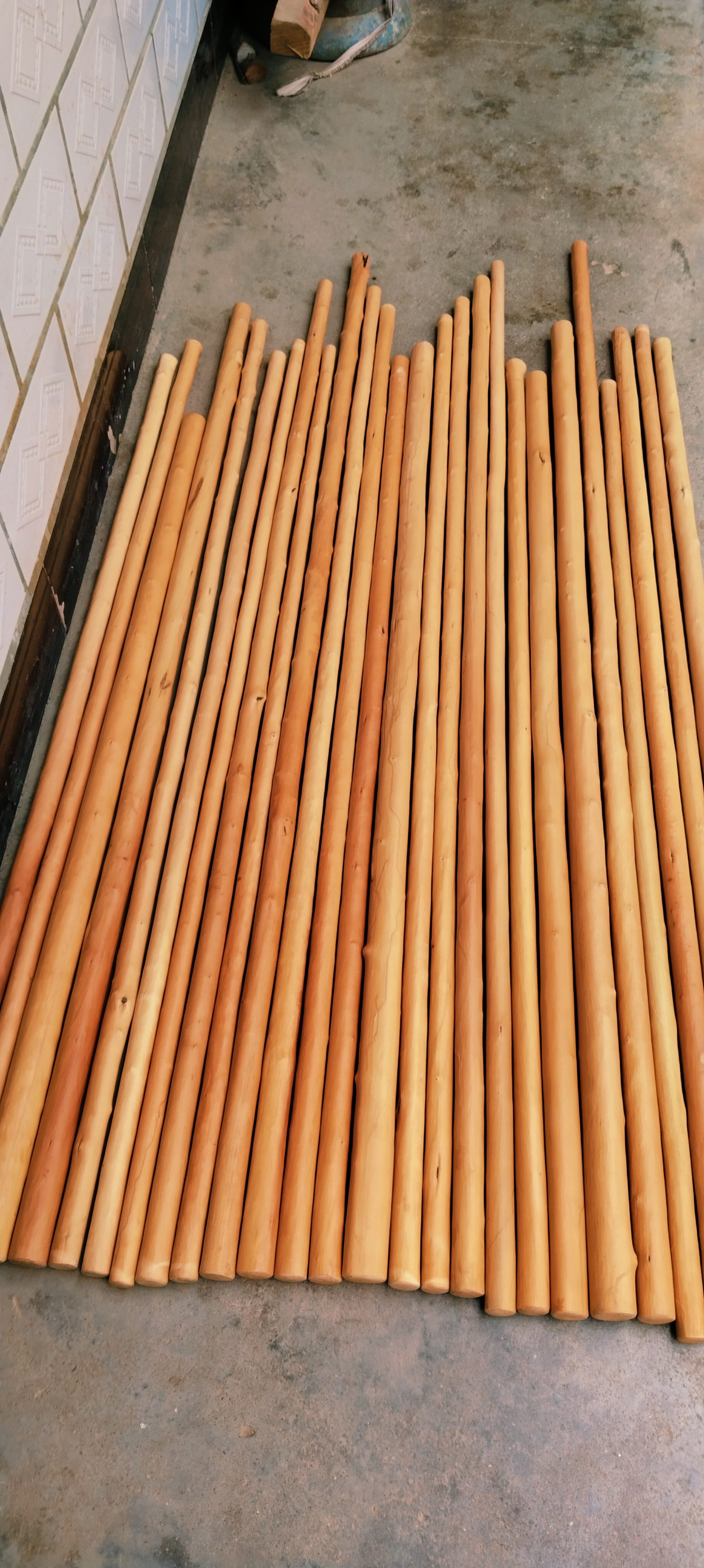 无品牌红荀木鞭杆，晨练棍，登山杖铁匠木多用途降龙木。实木拐杖