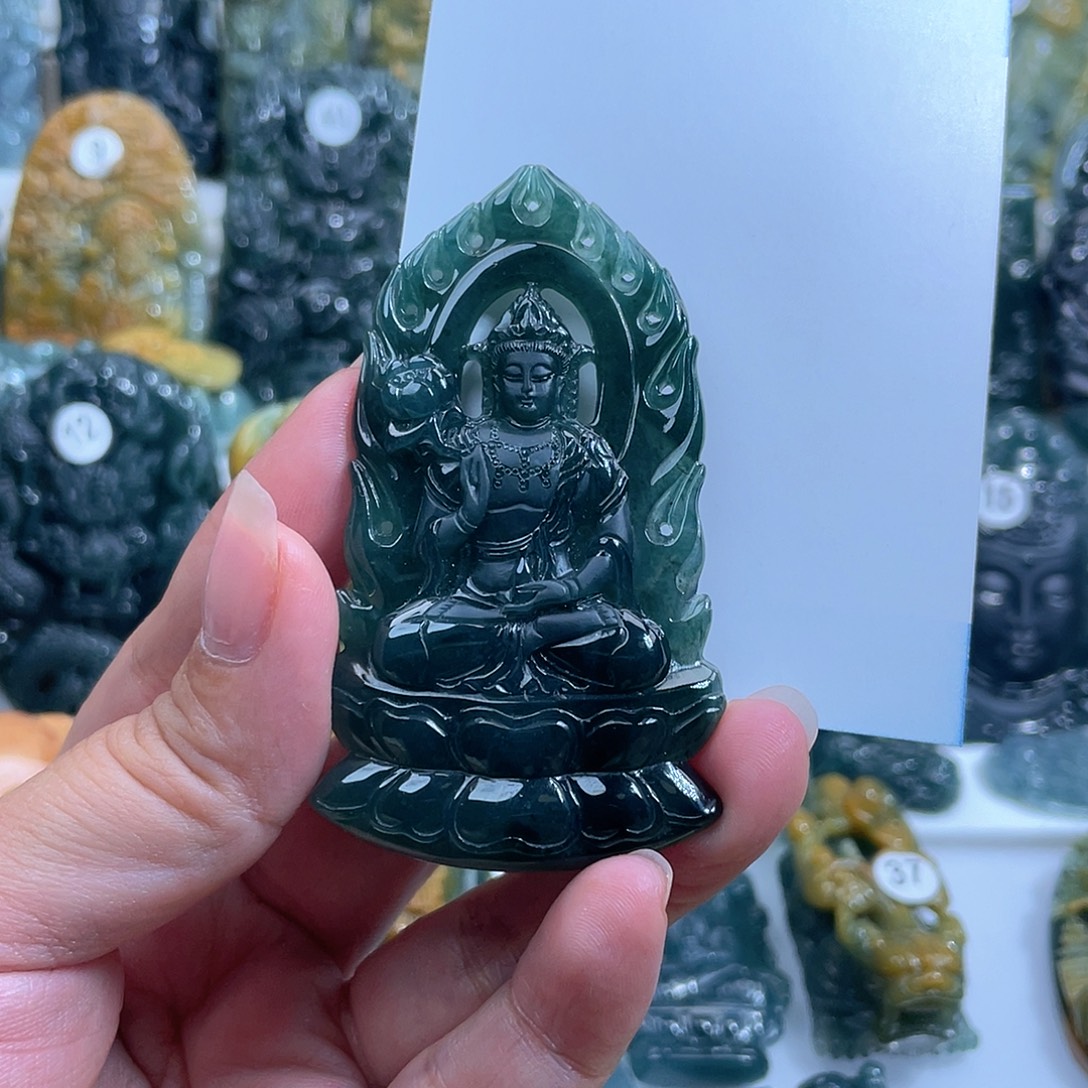 L***生翡翠未镶嵌颈饰翡翠