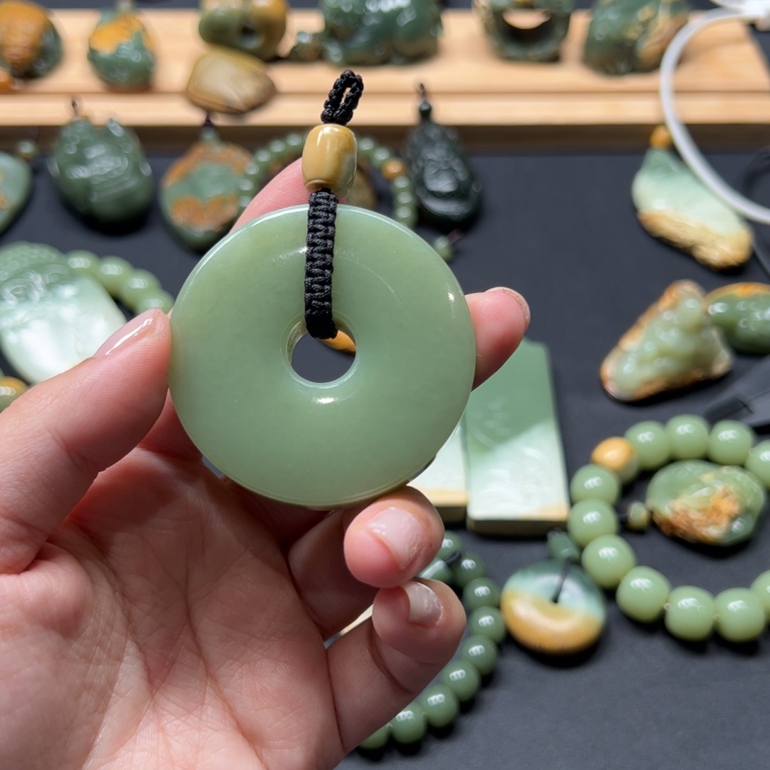 我***利岫岩老玉（透闪石质玉）未镶嵌颈饰