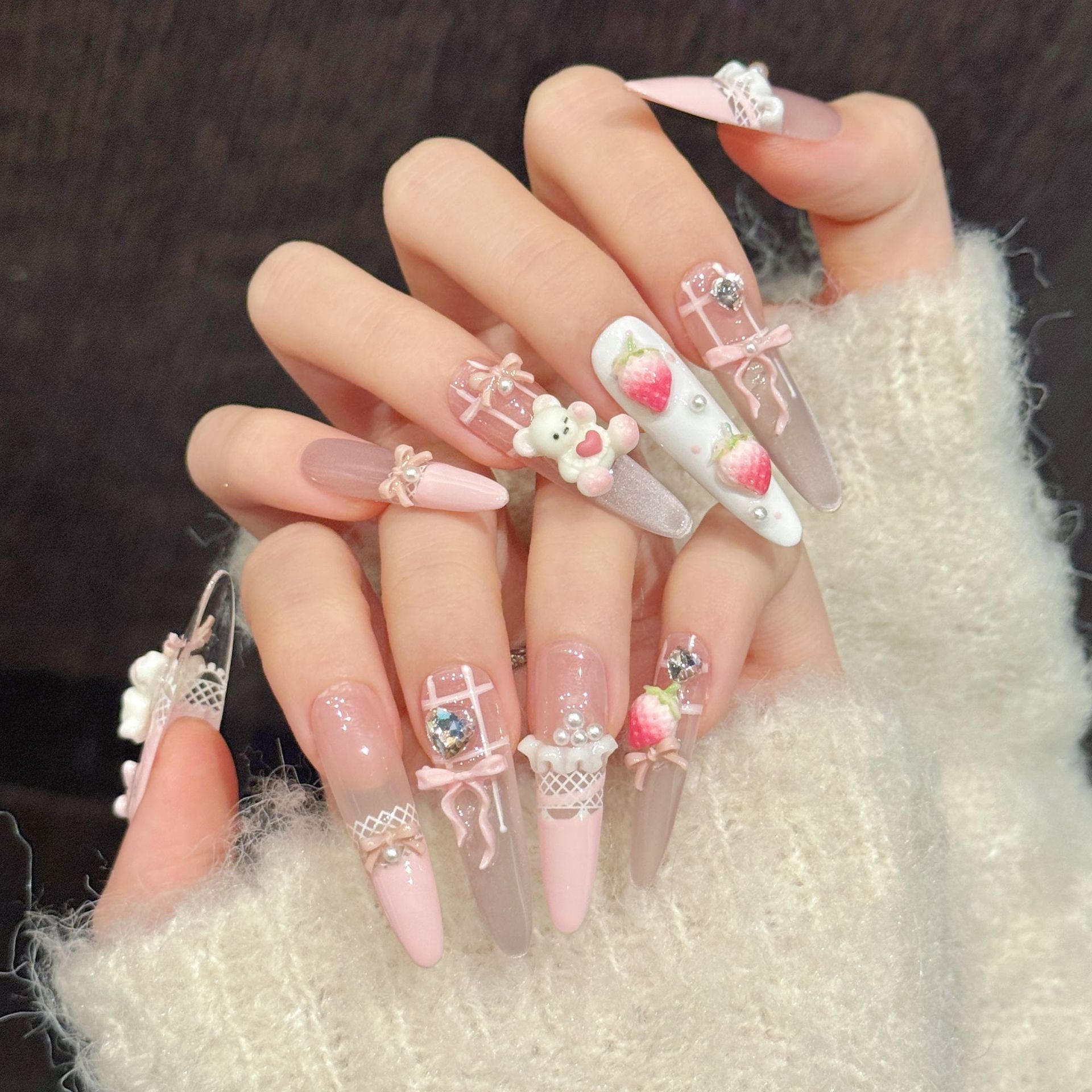 【草莓小熊】梦幻粉卡通立体小熊少女心草莓蕾丝蝴蝶显白长款穿戴甲