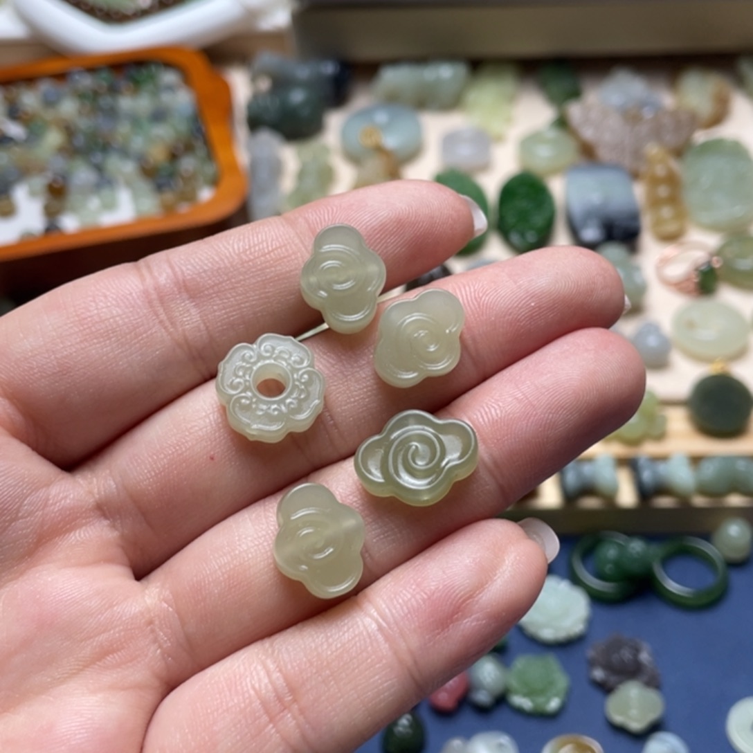 和田玉未镶嵌颈饰一个