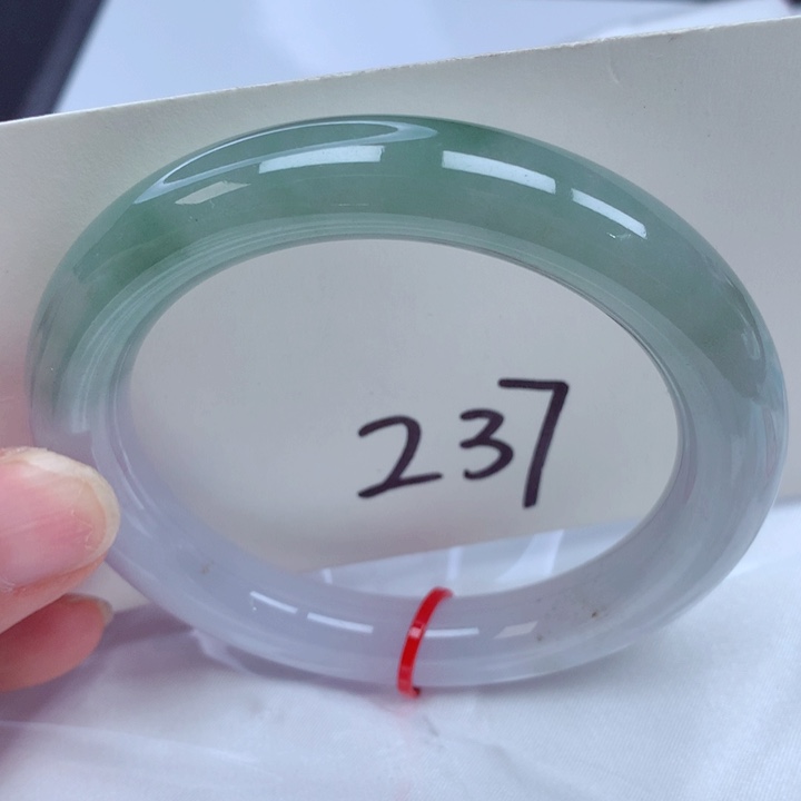 翡翠手镯未镶嵌翡翠