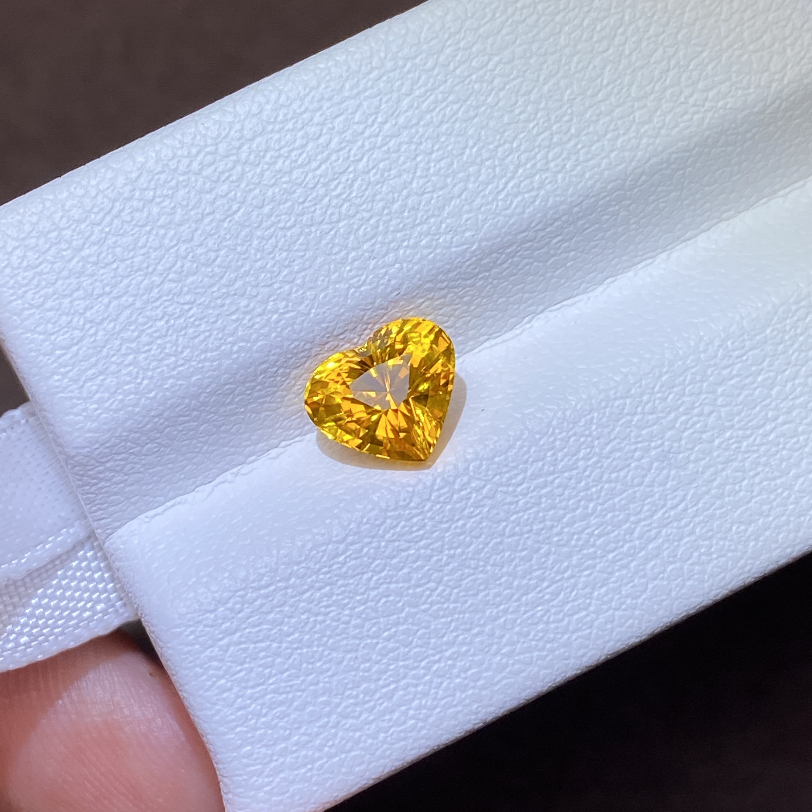 25B076 有烧黄色蓝宝石 2.06克拉