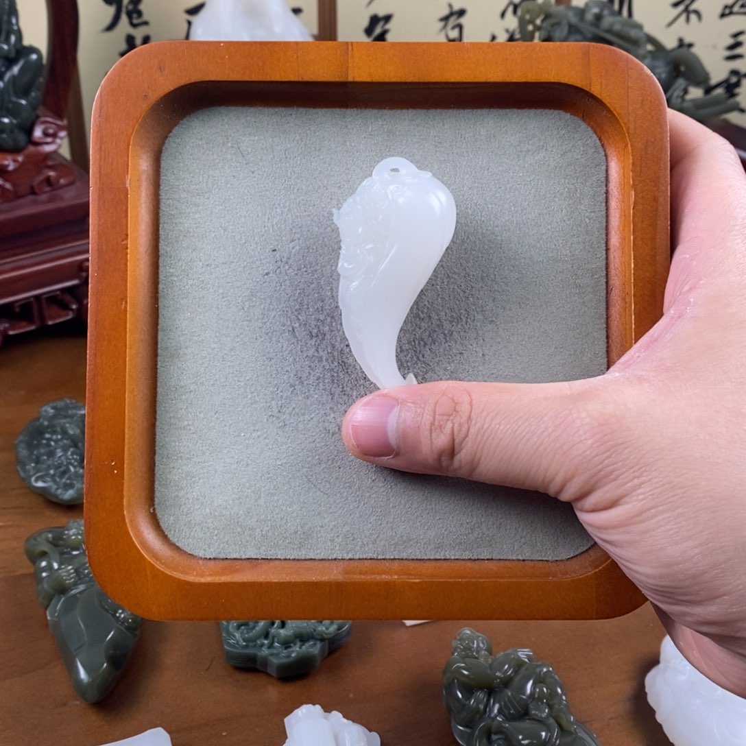 和田玉未镶嵌颈饰雷震子