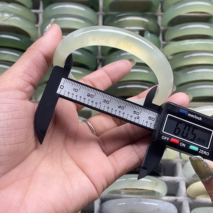 蛇纹石玉未镶嵌手镯135