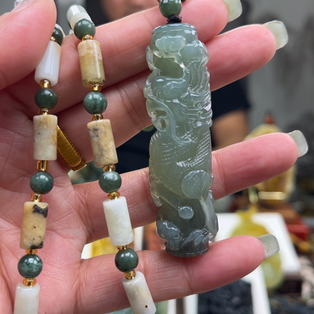 蛇纹石玉未镶嵌颈饰挂件