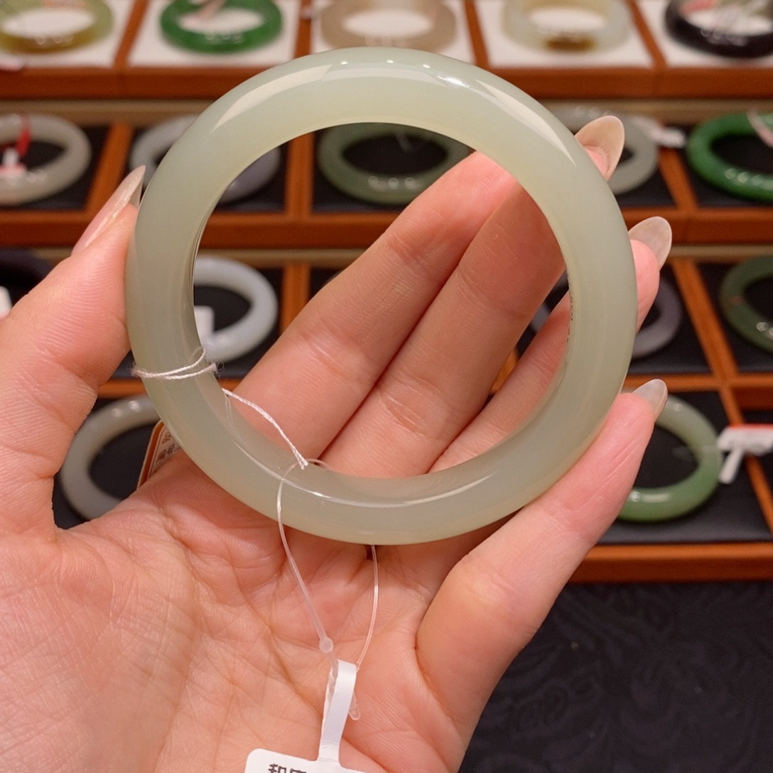 和田玉手镯未镶嵌甜**?