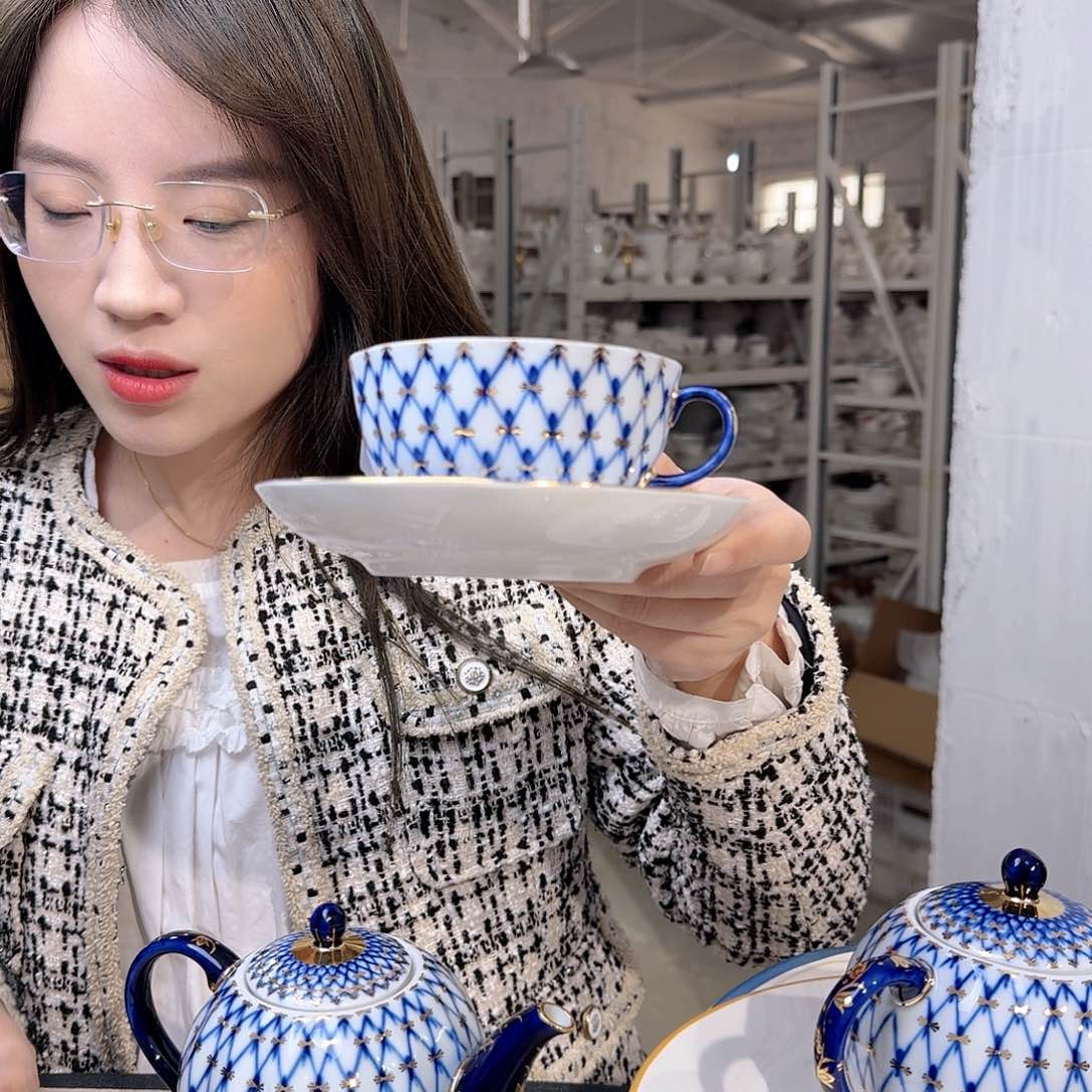用**持鹅钴蓝网纹茶壶1个➕杯碟2套
