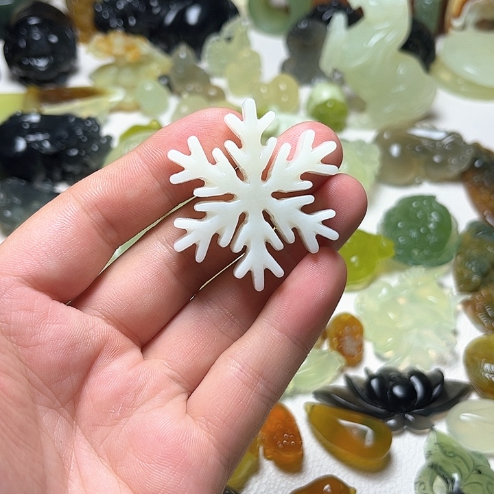 未镶嵌蛇纹石玉颈饰浮****花