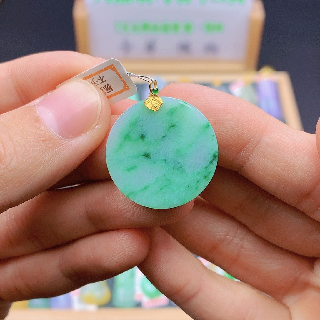 翡翠18K金镶嵌颈饰翡翠