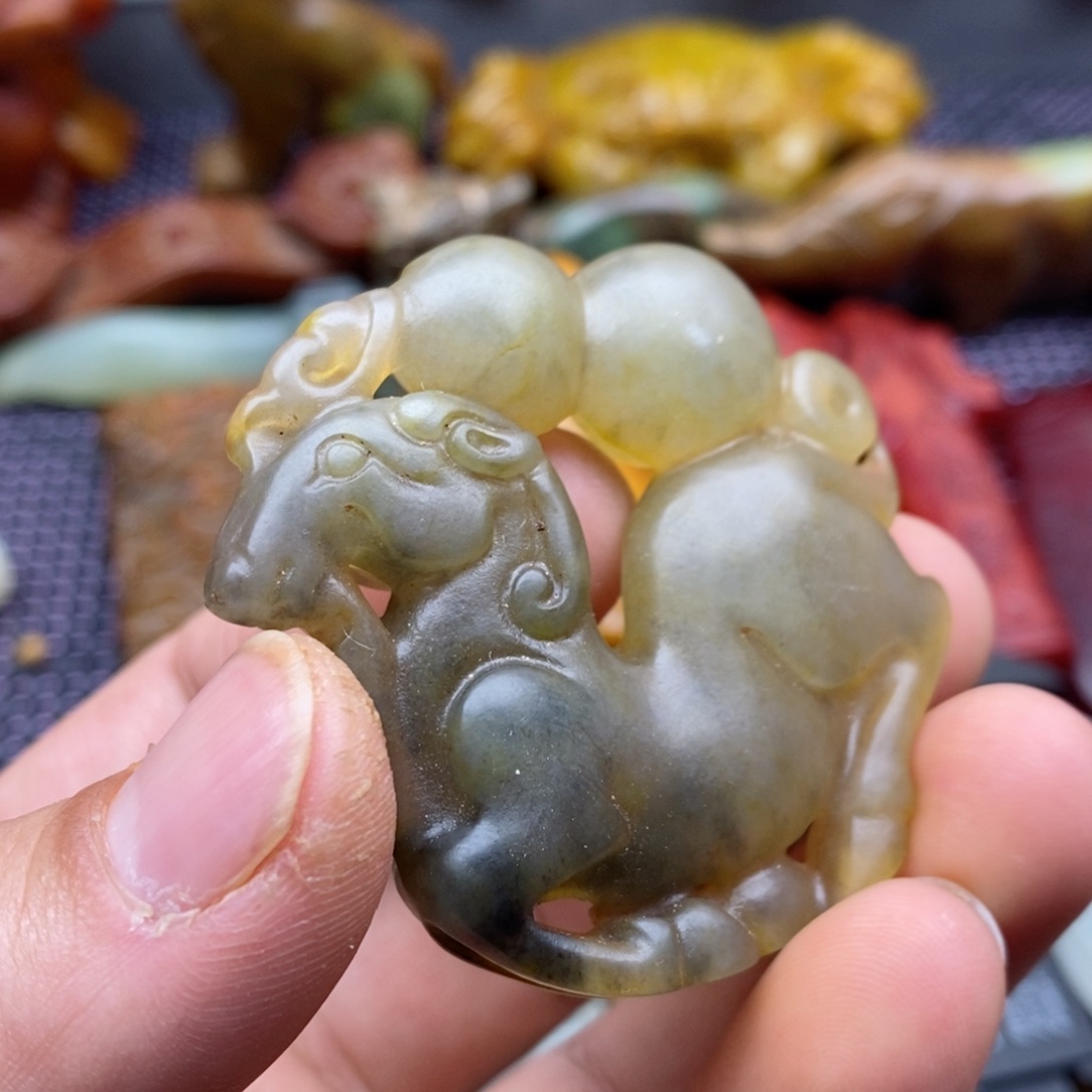 蛇纹石玉颈饰未镶嵌