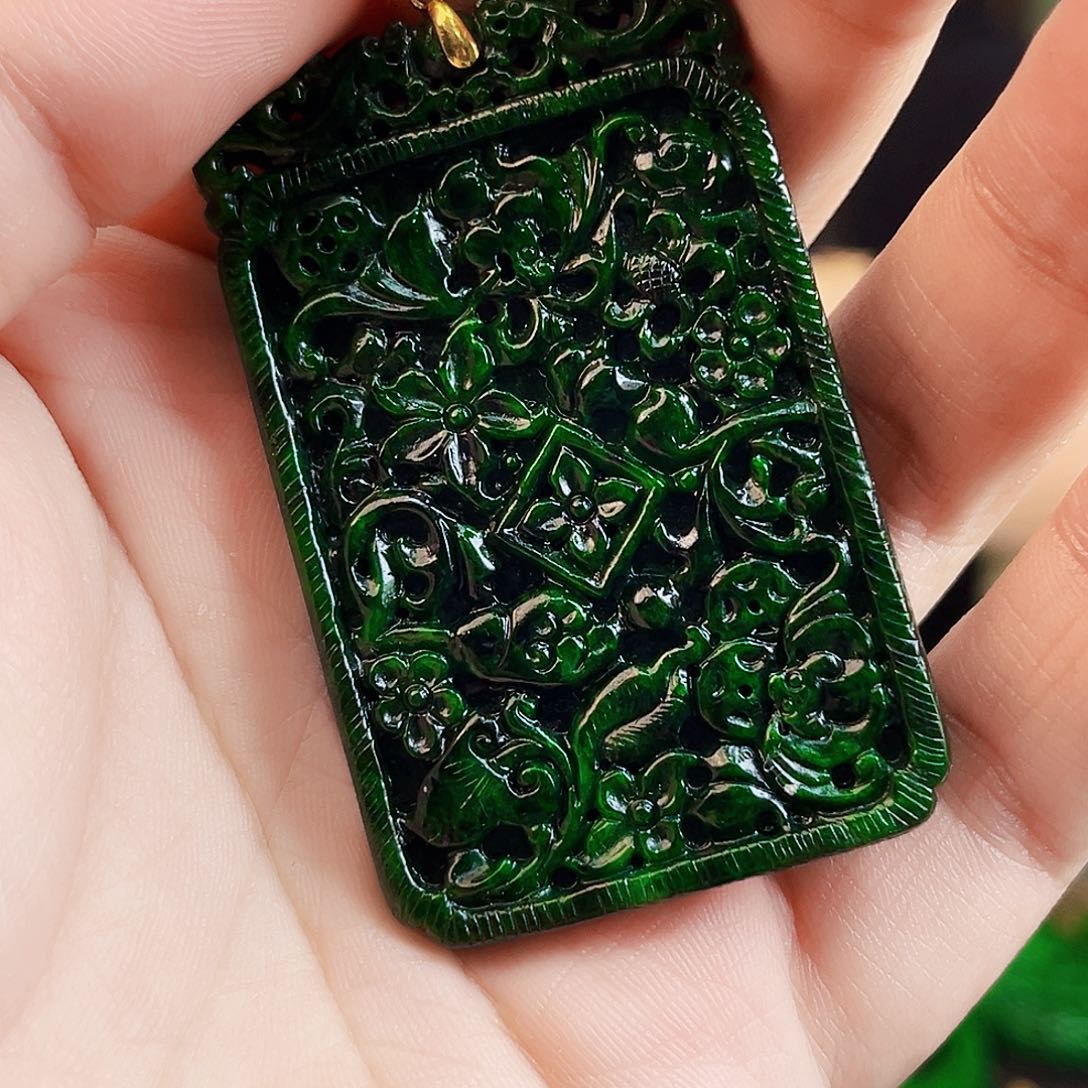 颈饰18K金镶嵌翡翠