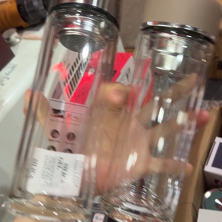 沃  水 两个9.9玻璃杯。。