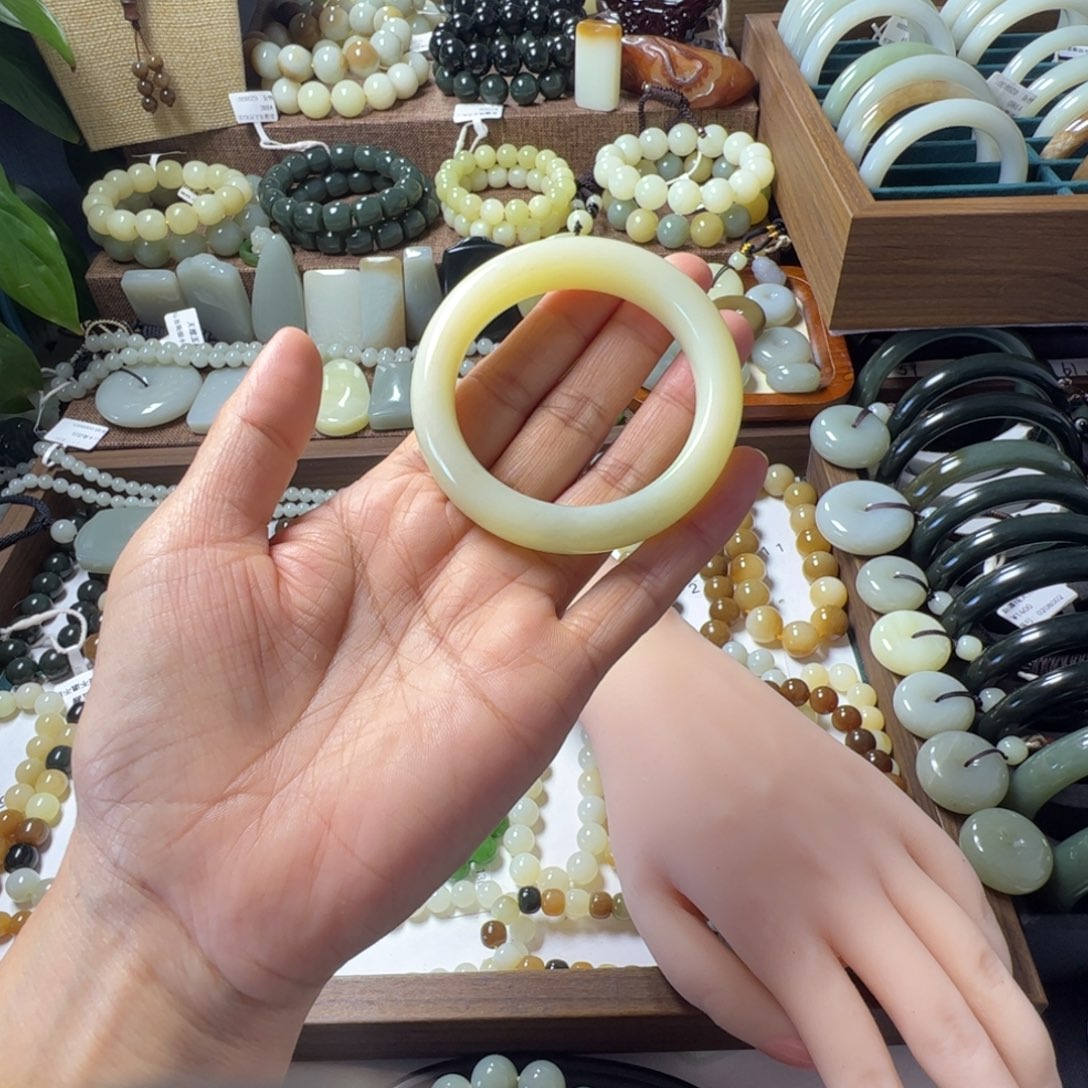 嗯***呢和田玉未镶嵌手链