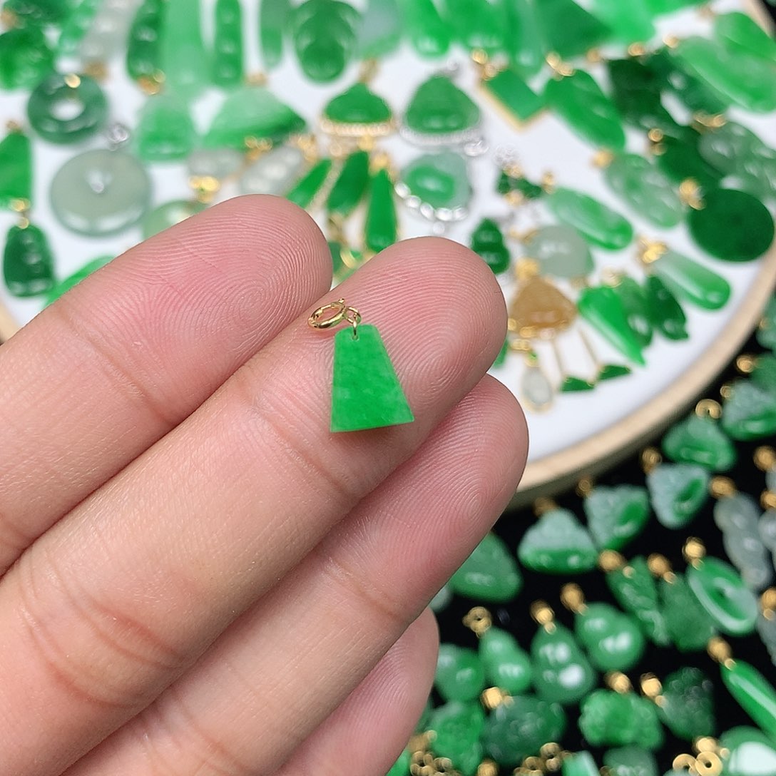 翡翠配石小****18K金扣 小巧精美飘阳绿小素面牌