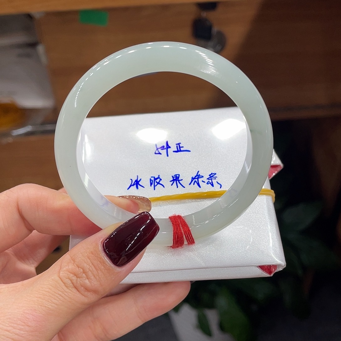 翡翠手镯未镶嵌天然翡翠