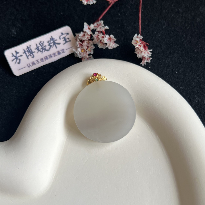 E016天然和田玉烟紫18K金镶嵌意境款吊坠 (无链子) 多样性发其一