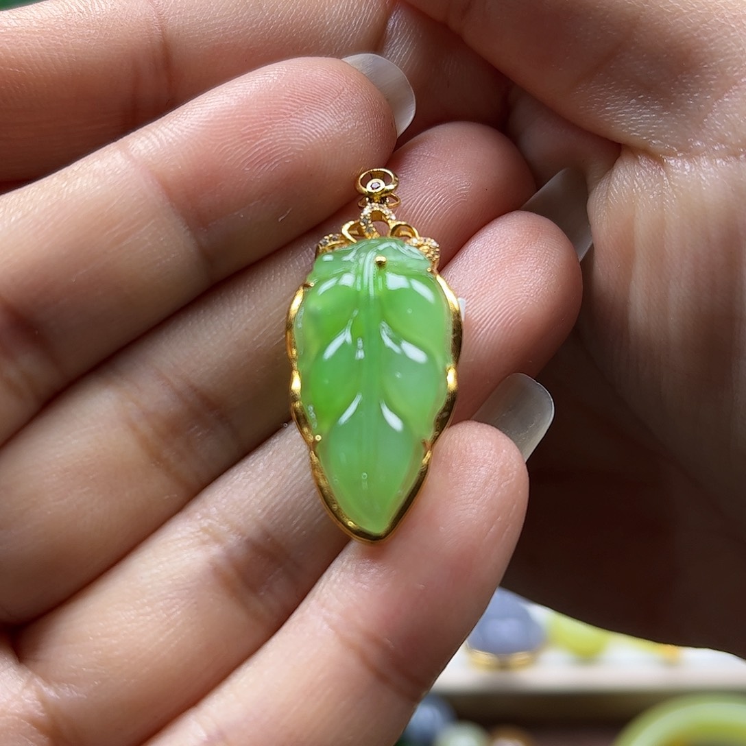 和田玉吊坠18K金镶嵌