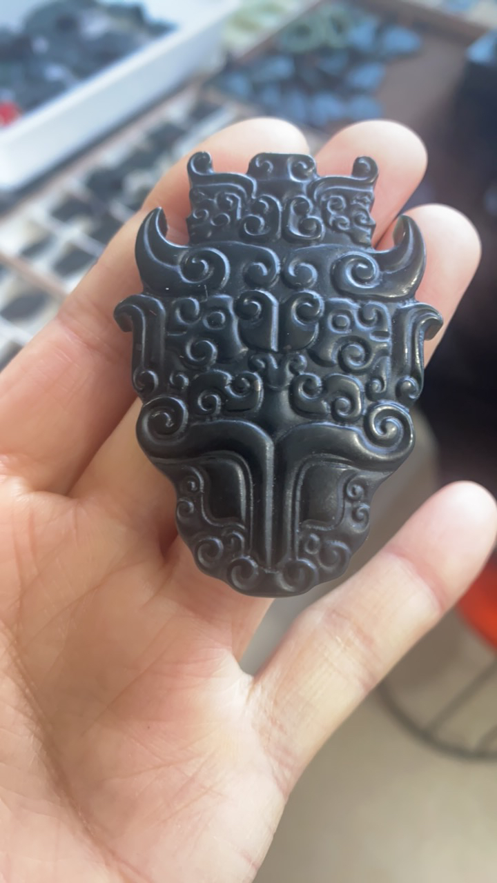 和田玉青玉兽面牌子 