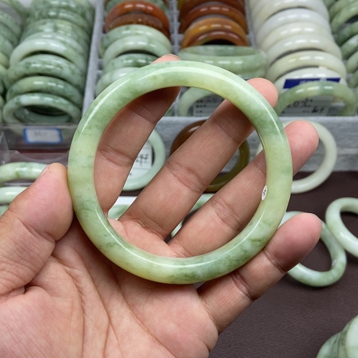 蛇纹石玉未镶嵌手镯天**，