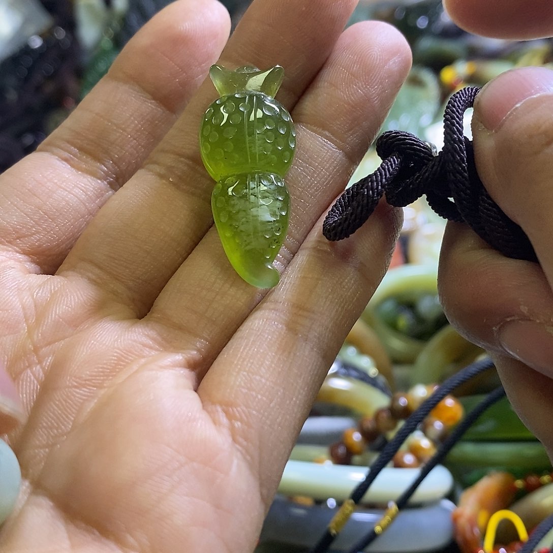 岫玉未镶嵌颈饰一个