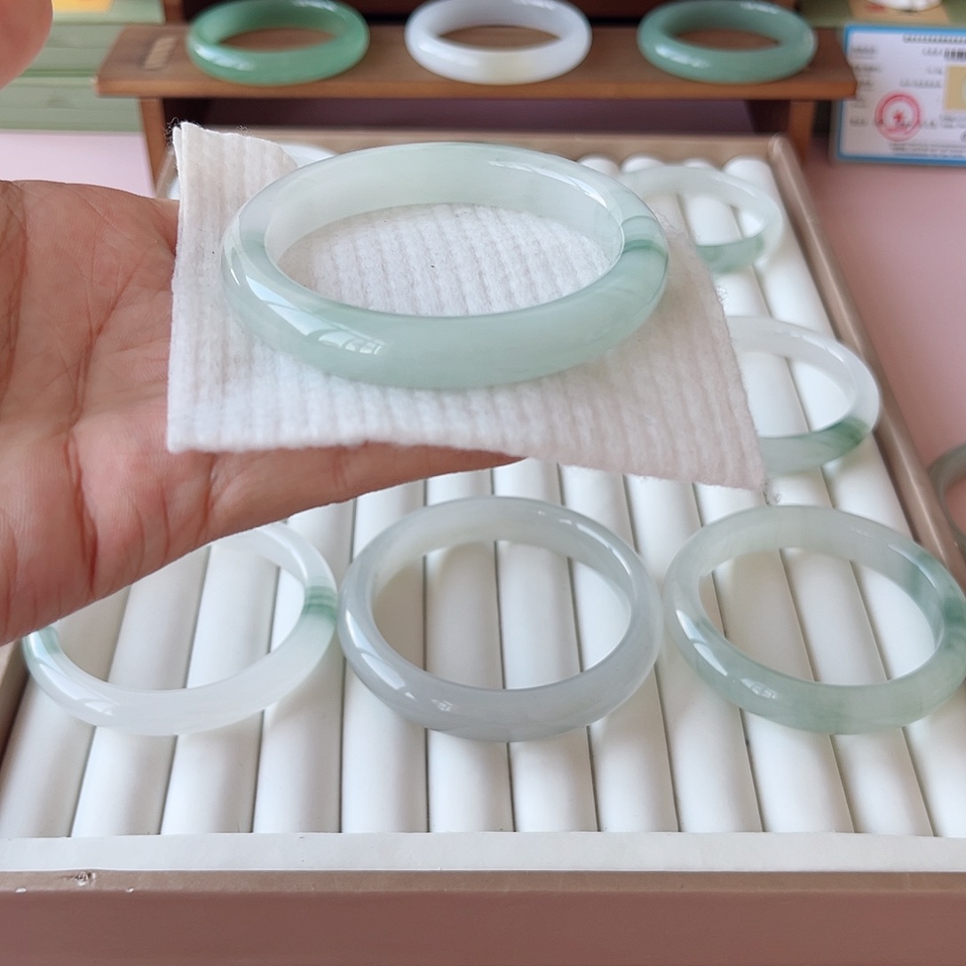 未镶嵌手镯石英质玉