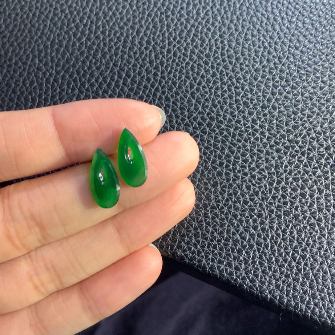 翡翠未镶嵌颈饰水滴