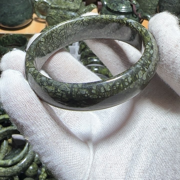 蛇纹石玉手镯未镶嵌葫**弟