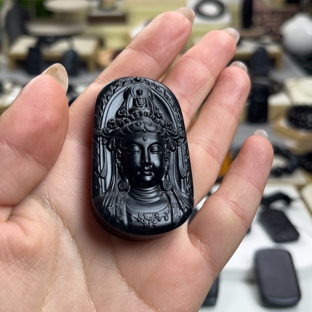 李***博和田玉（墨玉）未镶嵌颈饰度母观音带裂