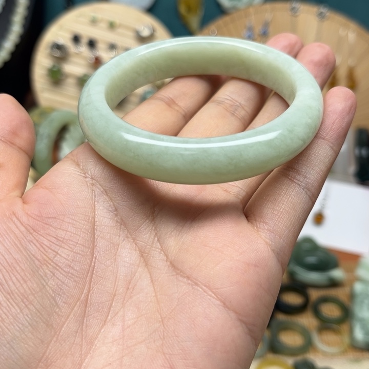 蛇纹石玉手镯未镶嵌