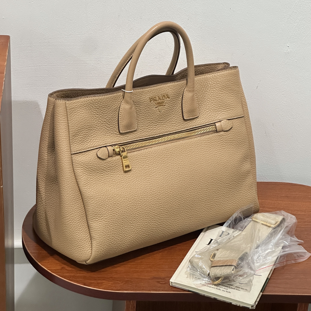 95新 Prada/普拉达 杏色荔枝纹牛托特包手提斜挎包