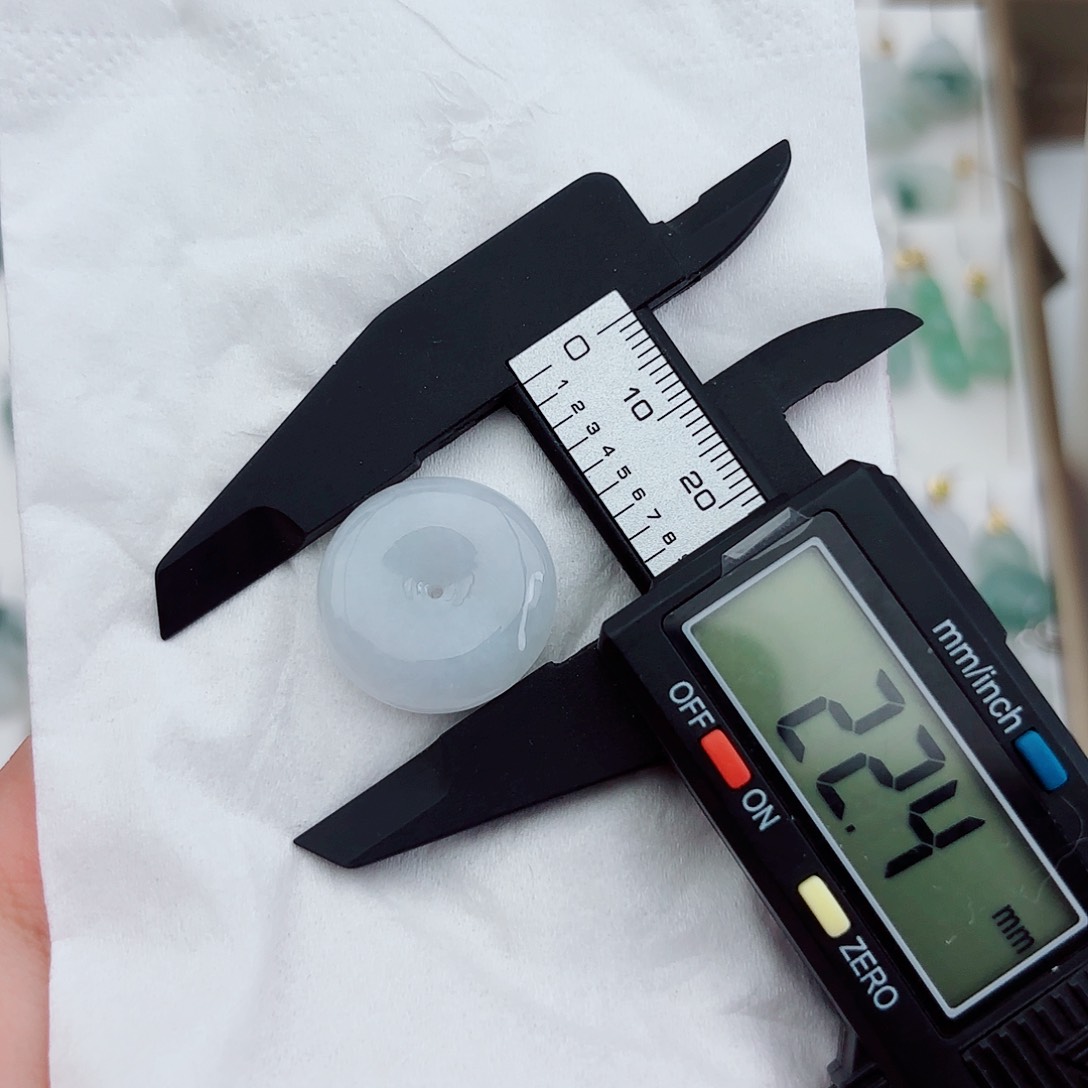 翡翠颈饰未镶嵌平安扣