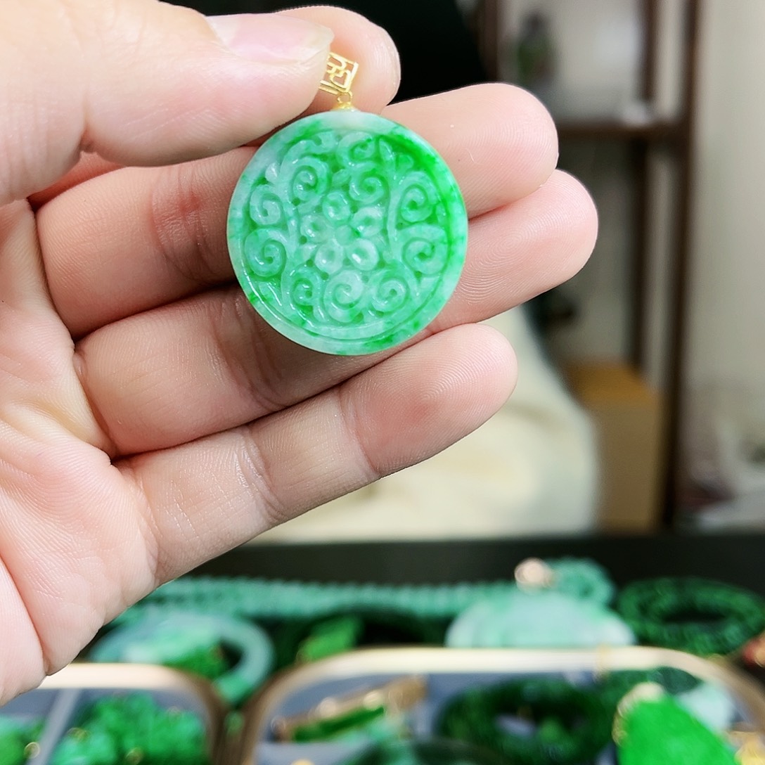 翡翠颈饰18K金镶嵌吊坠