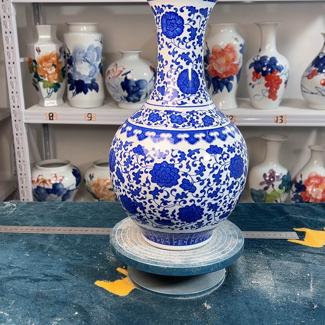 摆件景德镇陶瓷缠枝