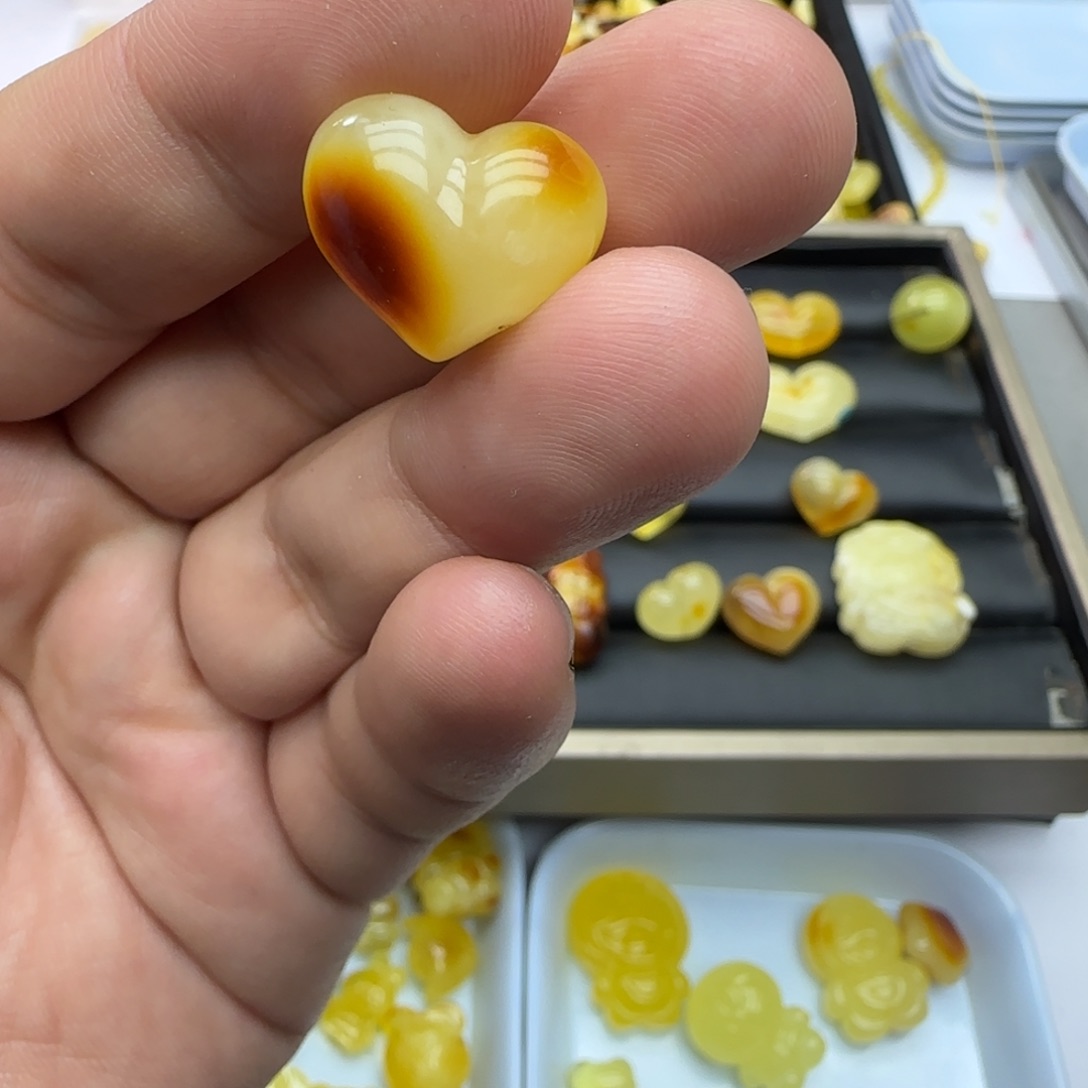 青***争琥珀未镶嵌裸石1.73克微瑕