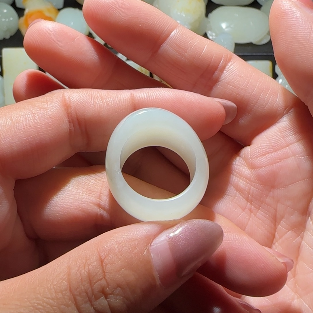 大***宝和田玉未镶嵌颈饰