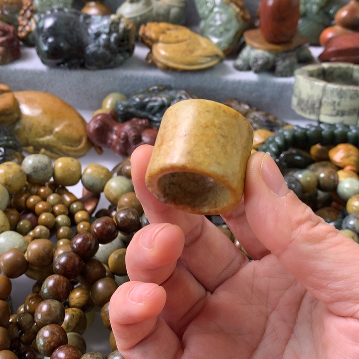 未镶嵌岫岩河磨玉（透闪石质玉）把件