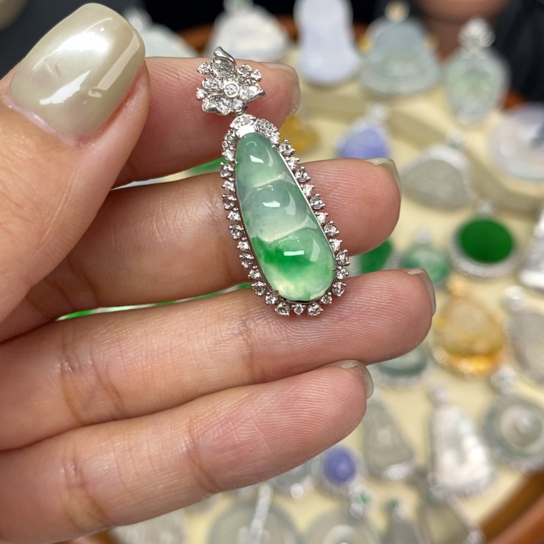 翡翠颈饰18K金镶嵌A货翡翠