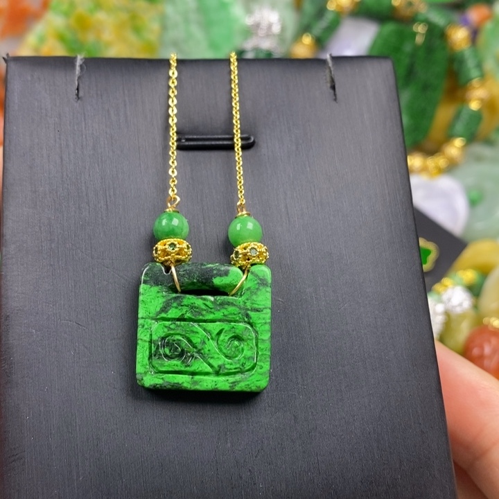 翡翠未镶嵌吊坠(赠链)