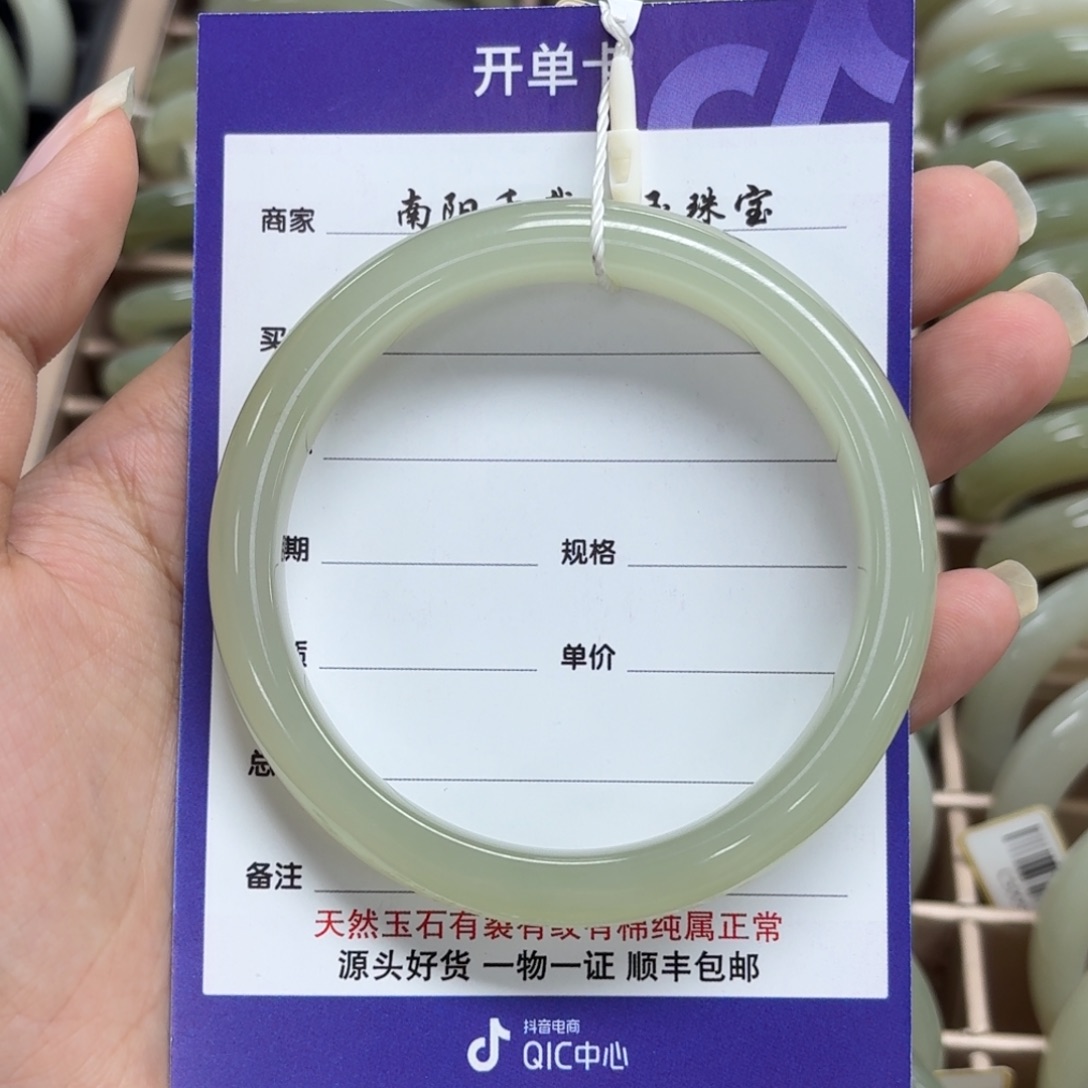 和田玉手镯未镶嵌甜**?