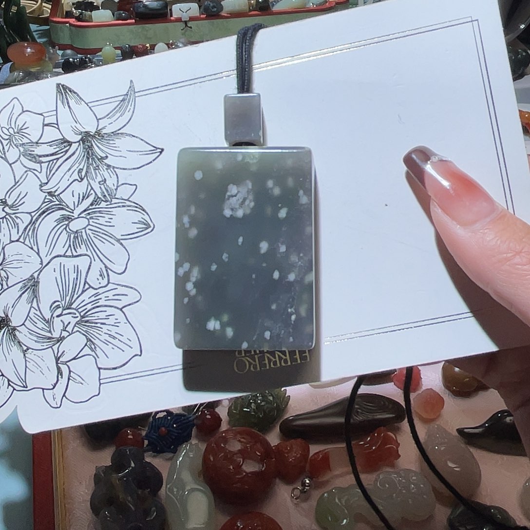 和田玉未镶嵌颈饰翠青三色无事牌