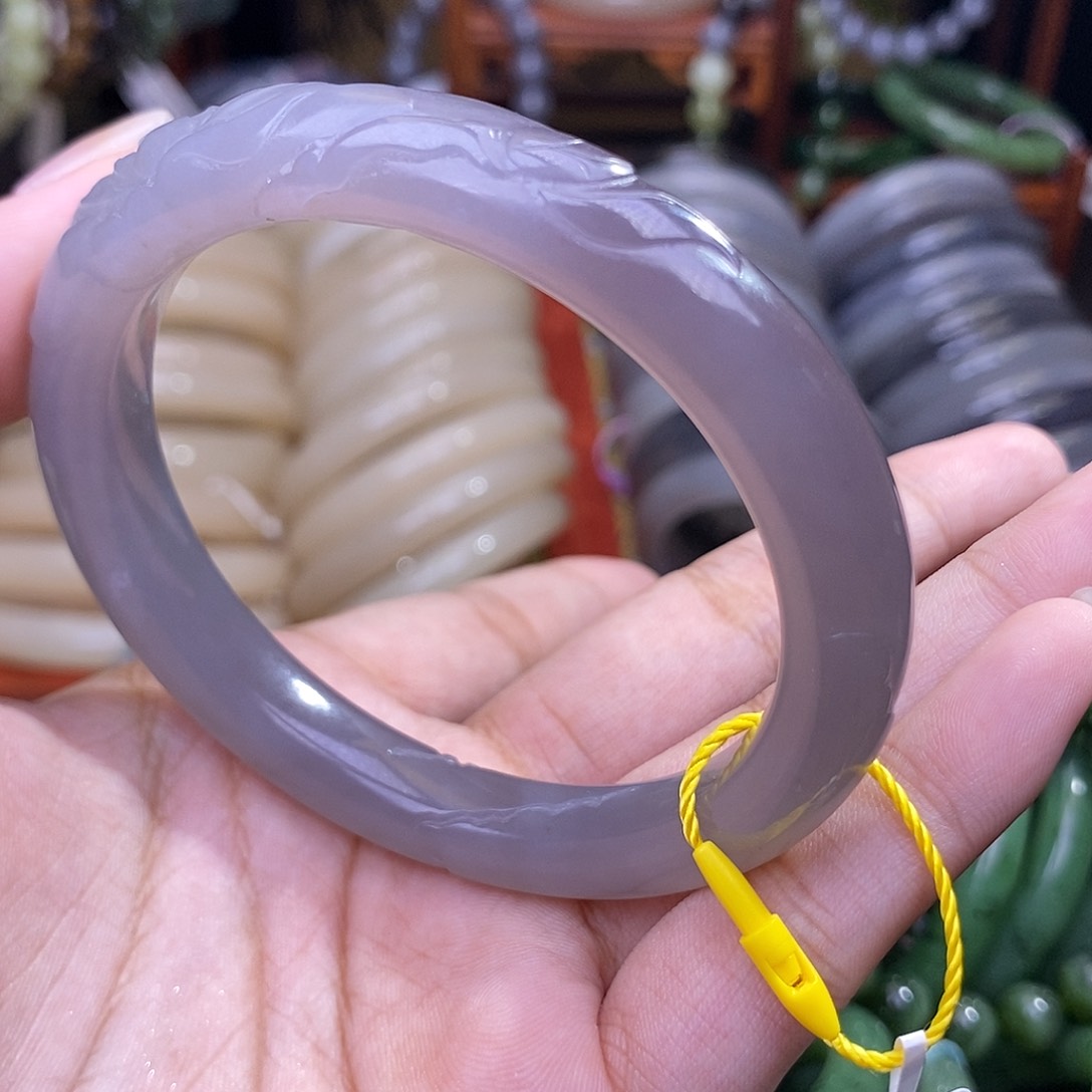 和田玉未镶嵌冰烟紫雕花老矿料圆条58.4手镯