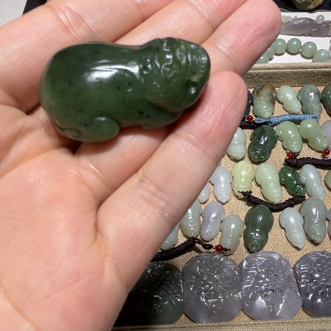 一***果和田玉未镶嵌颈饰