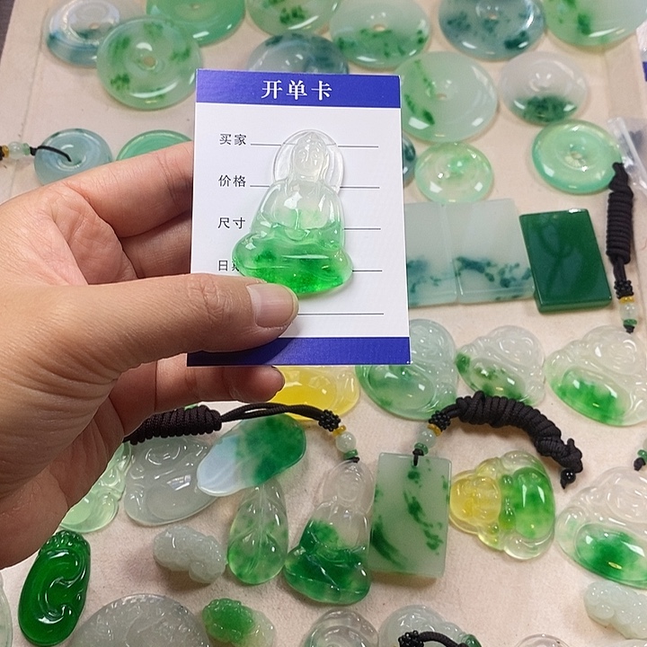 翡翠未镶嵌颈饰观音