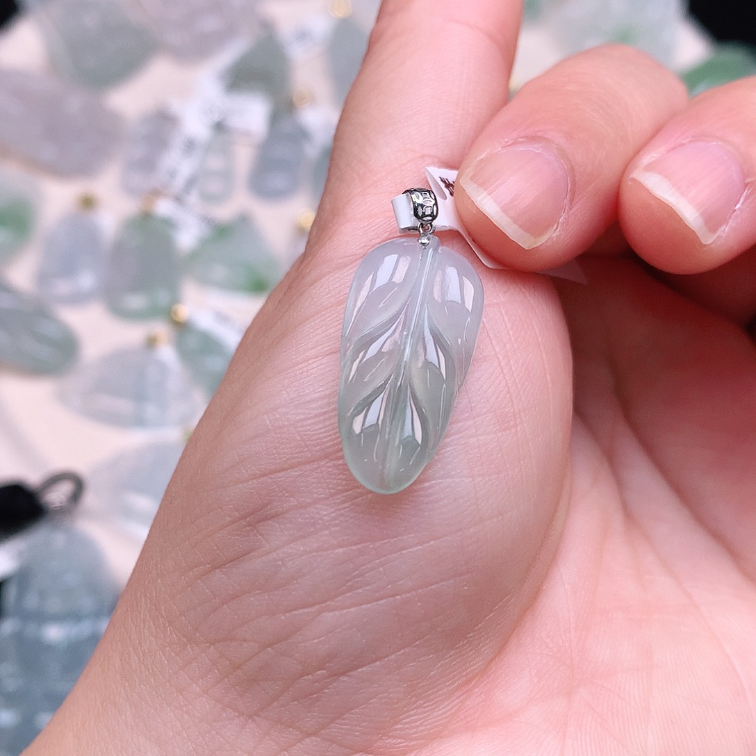 翡翠颈饰18K金镶嵌冰胶叶子