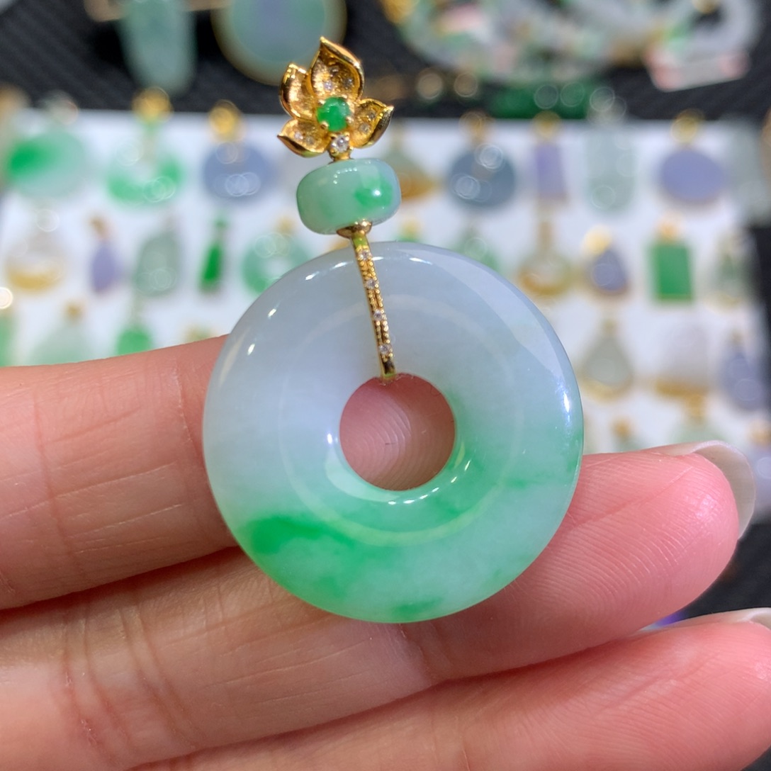 翡翠颈饰18K金镶嵌翡翠吊坠的未镶嵌