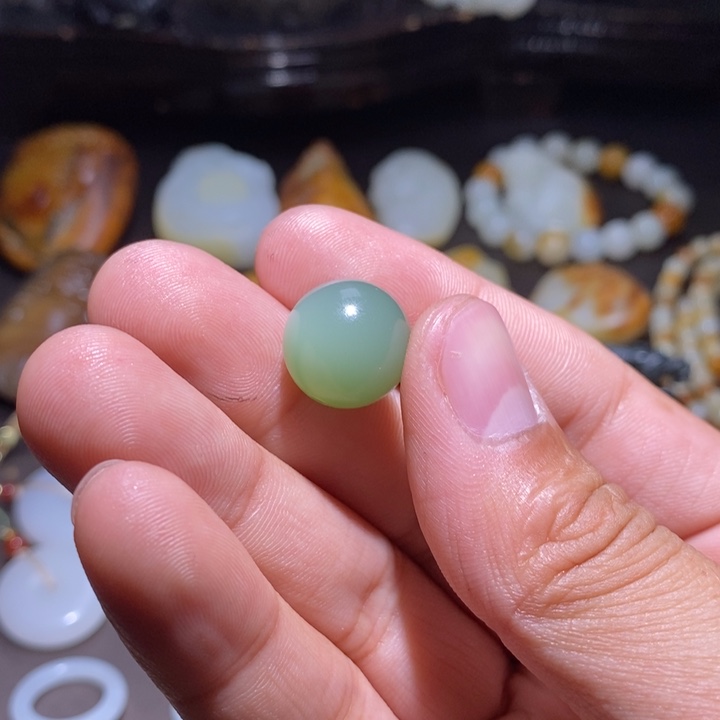 L***柜和田玉未镶嵌颈饰