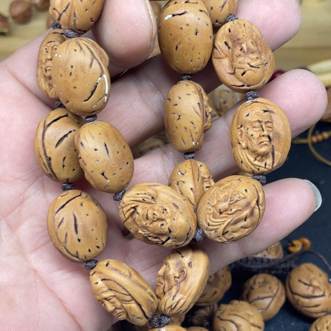 〆***』桃核雕刻罗汉手持