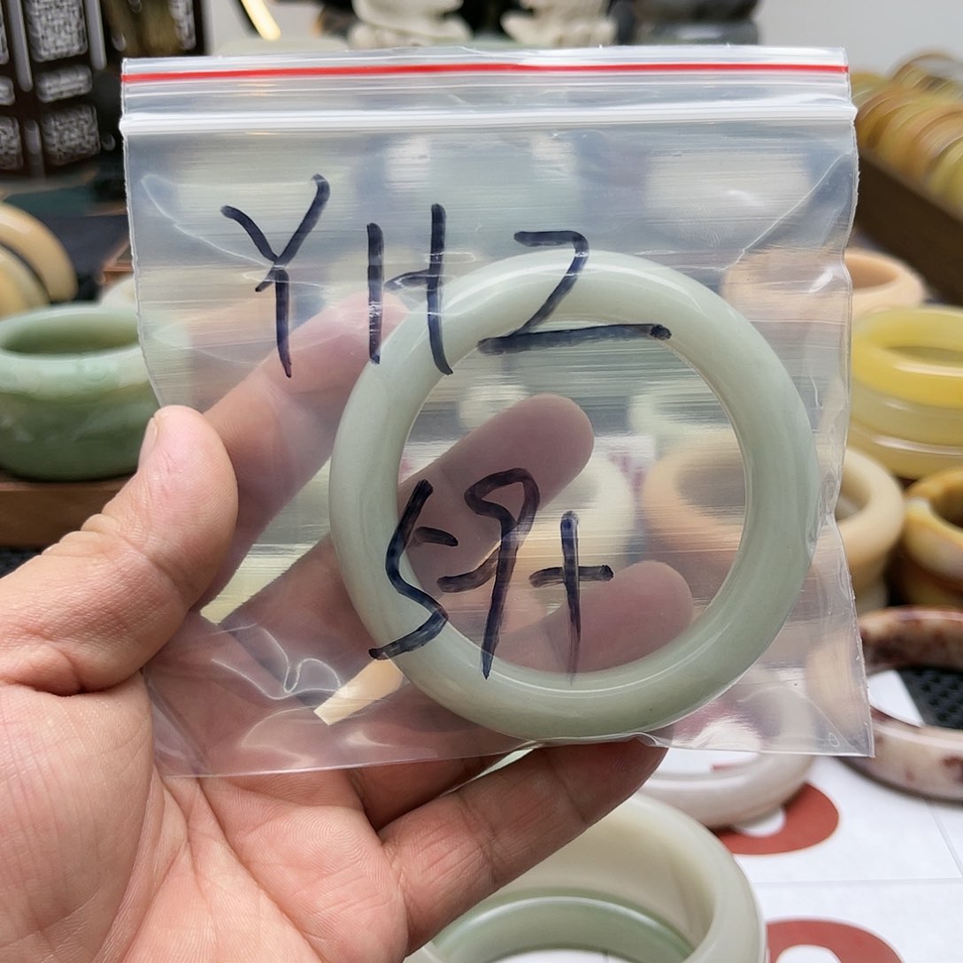 石英质玉手镯未镶嵌Y**?