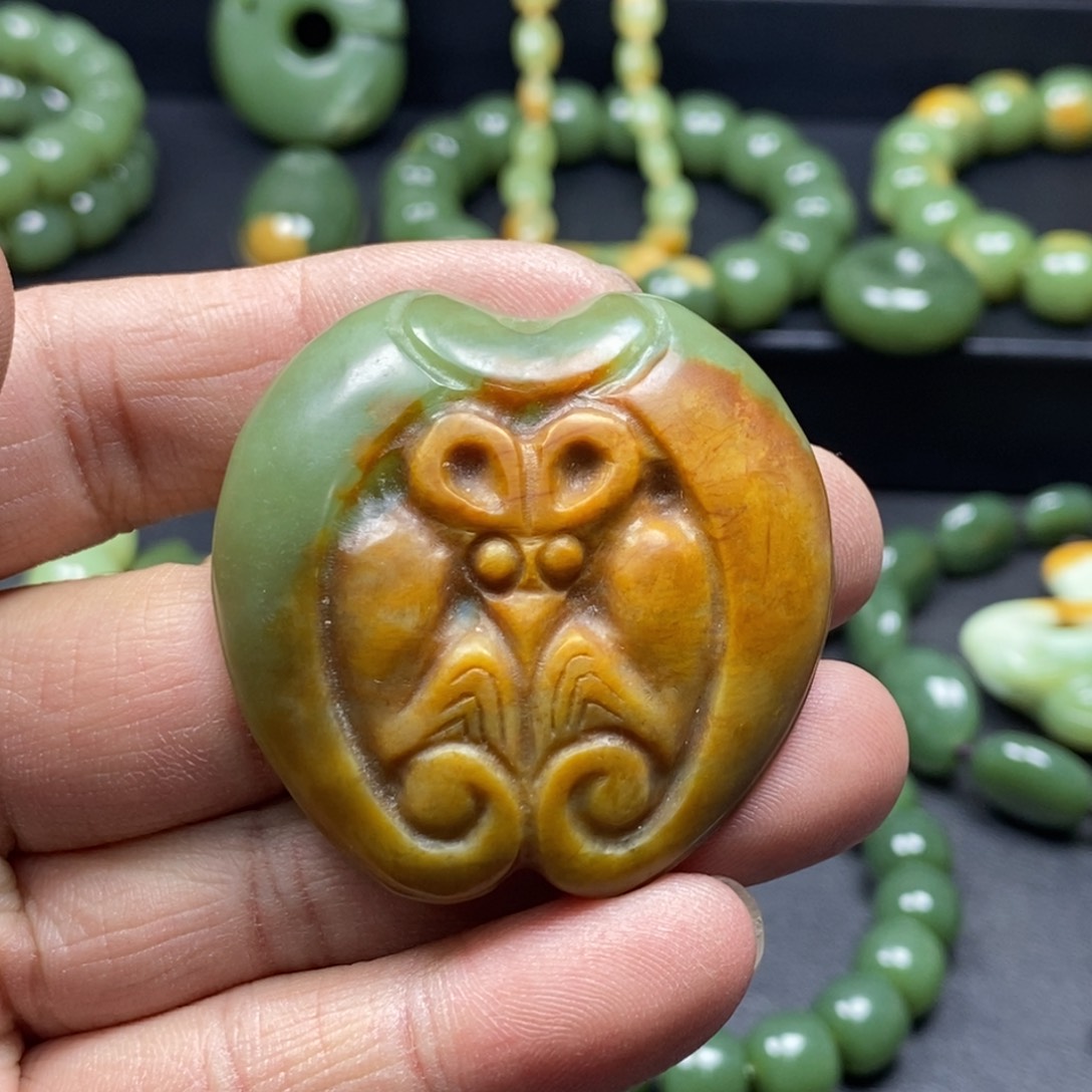 岫岩河磨玉（透闪石质玉）颈饰未镶嵌艾*